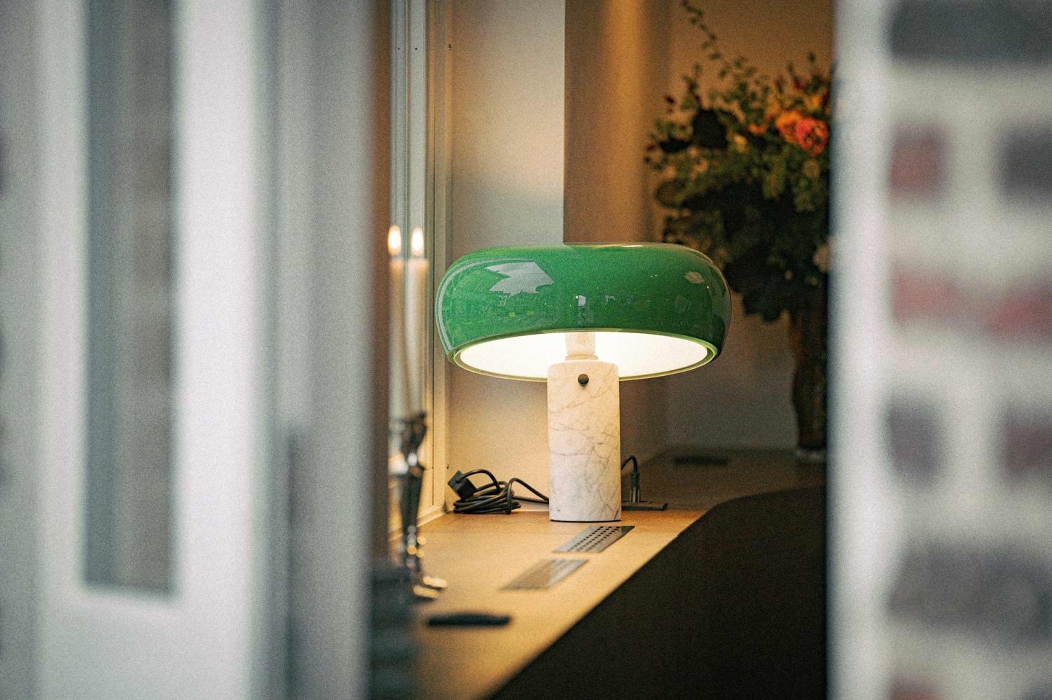 Achille Castiglioni lamp op de vensterbank in restaurant De Lieve